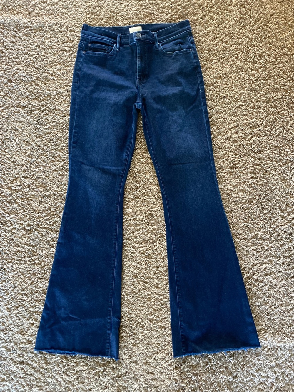 Mother The Weekender Fray Chip On My Shoulder Flare dark wash jeans 29